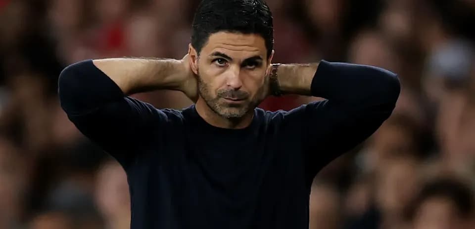 Entrenador con manos en la cabeza durante partido