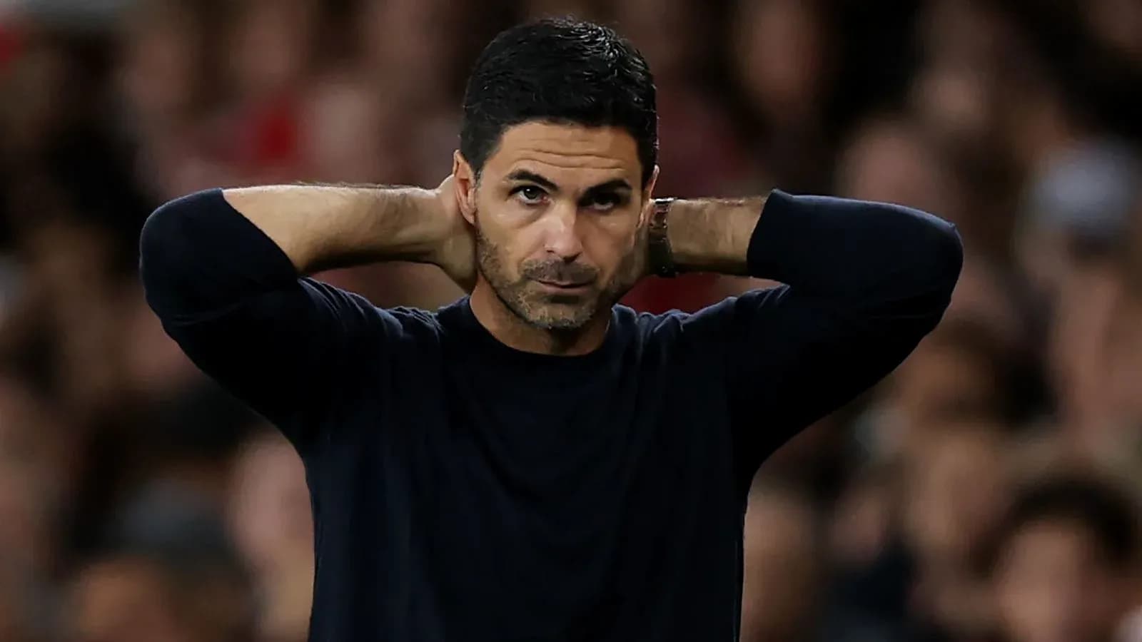Entrenador con manos en la cabeza durante partido