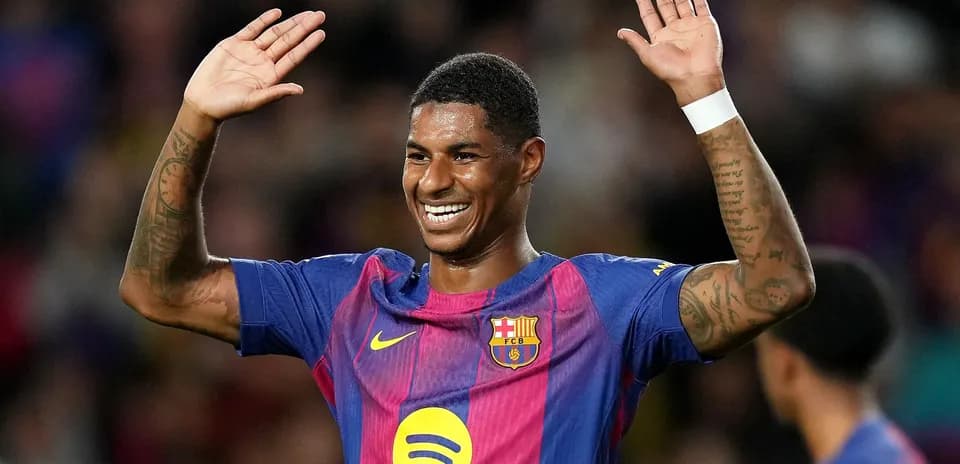 Jugador del Barcelona celebrando con los brazos levantados