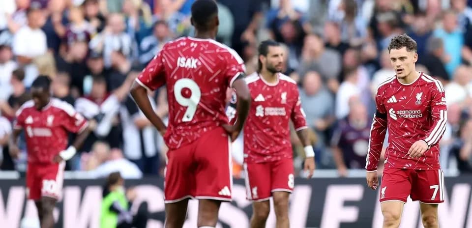Jugadores de Liverpool en el campo tras partido