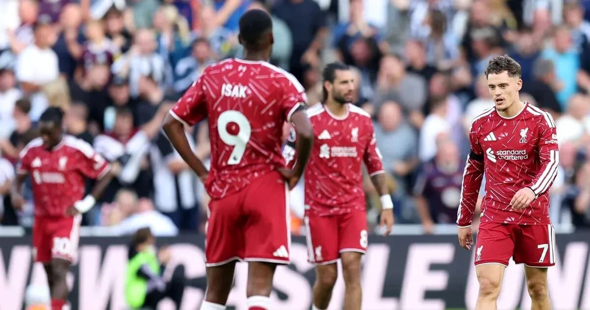 Jugadores de Liverpool en el campo tras partido