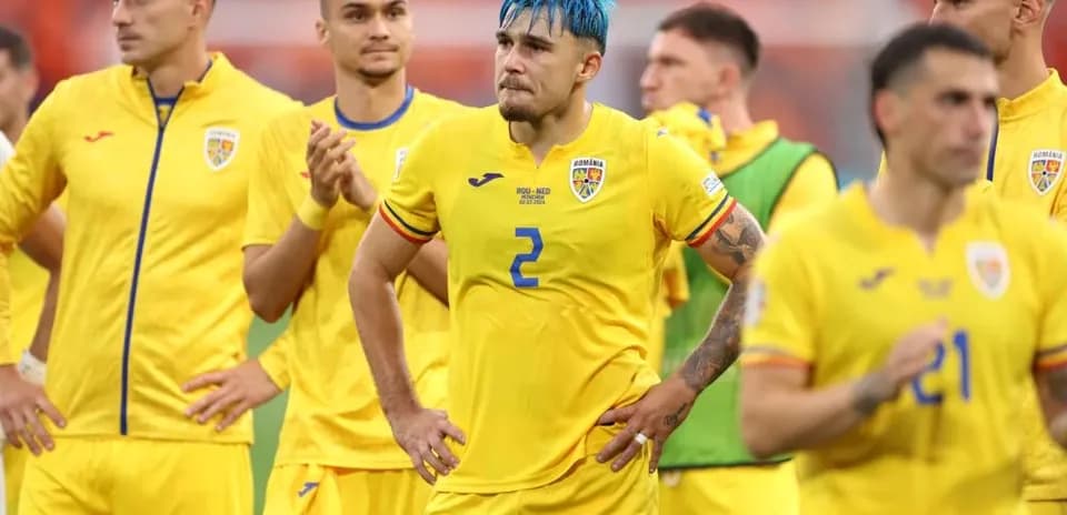 Jugadores de Rumania en uniforme amarillo tras el partido