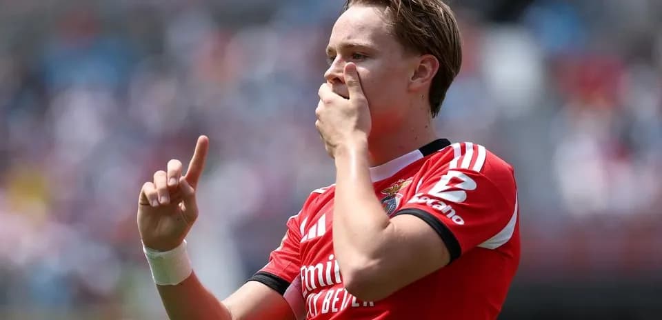 Jugador señalando con una mano durante el partido