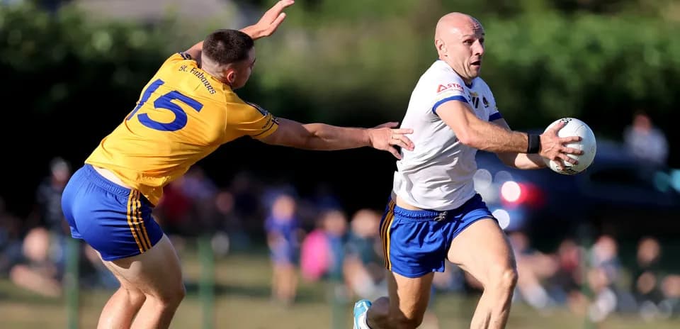 Jugador esquivando a oponente durante partido de rugby