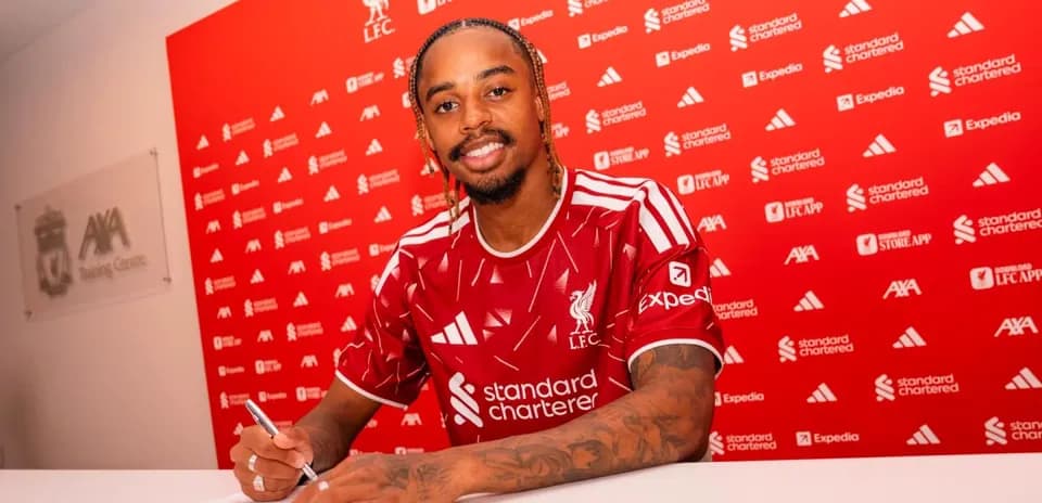 Jugador firmando contrato en centro de entrenamiento