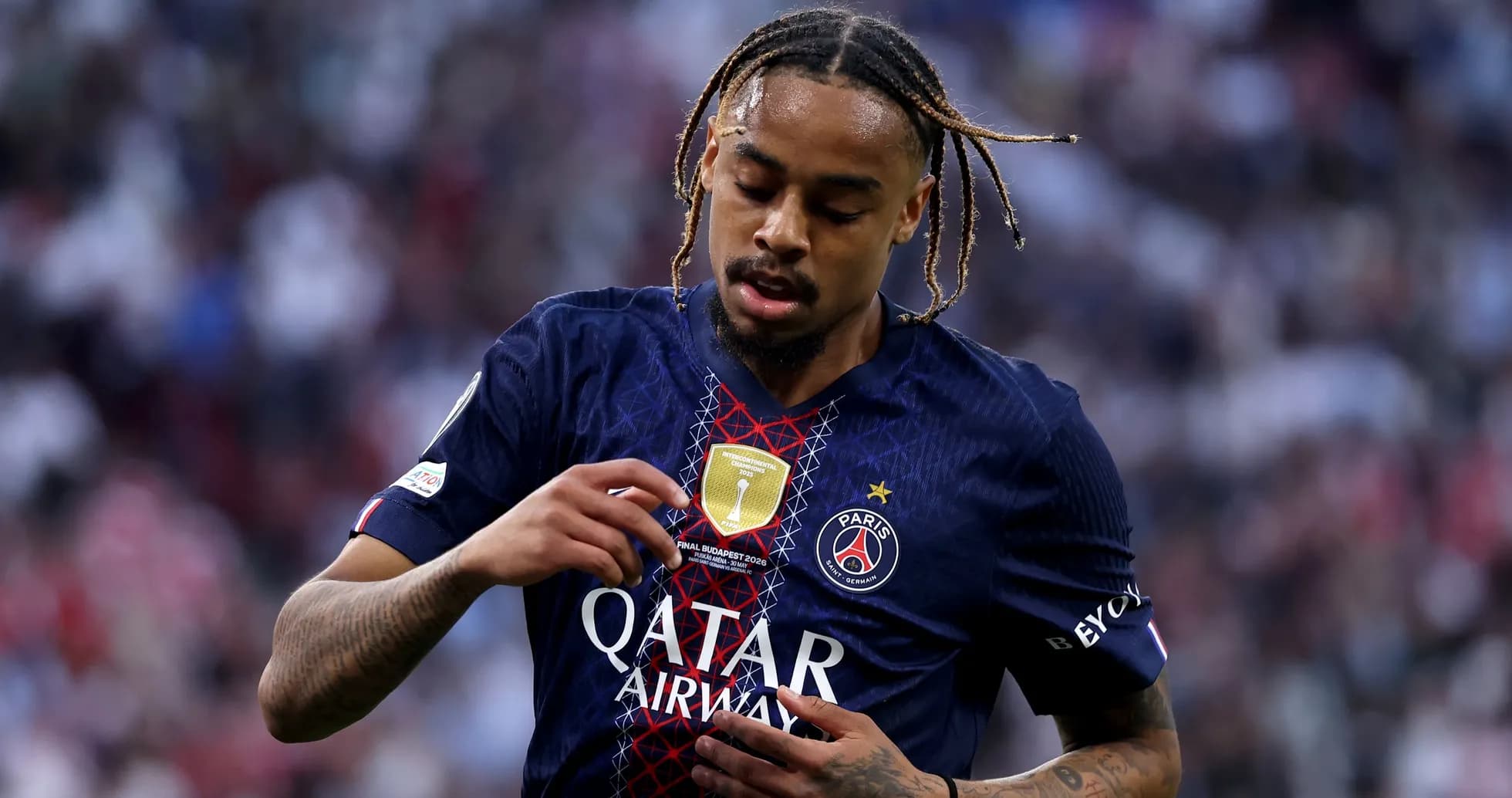 Jugador de PSG mostrando su insignia en el pecho