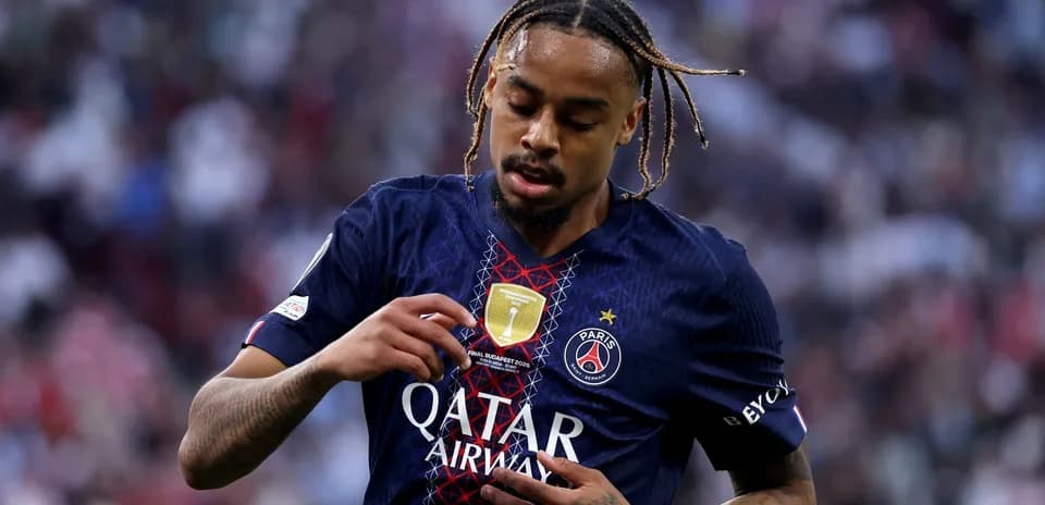 Jugador de PSG mostrando su insignia en el pecho