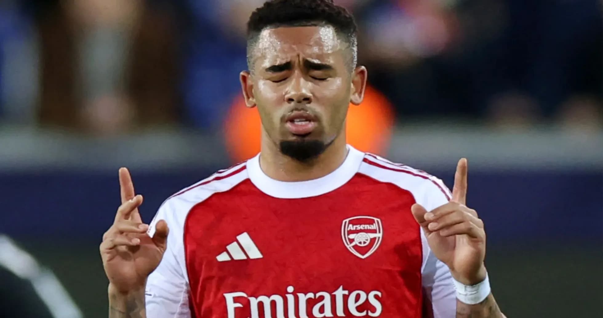 Jugador de Arsenal levantando las manos durante el partido