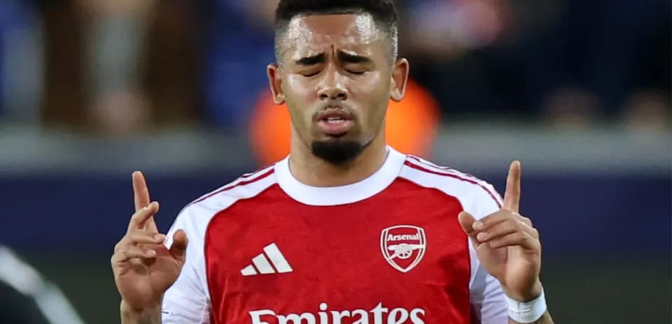 Jugador de Arsenal levantando las manos durante el partido