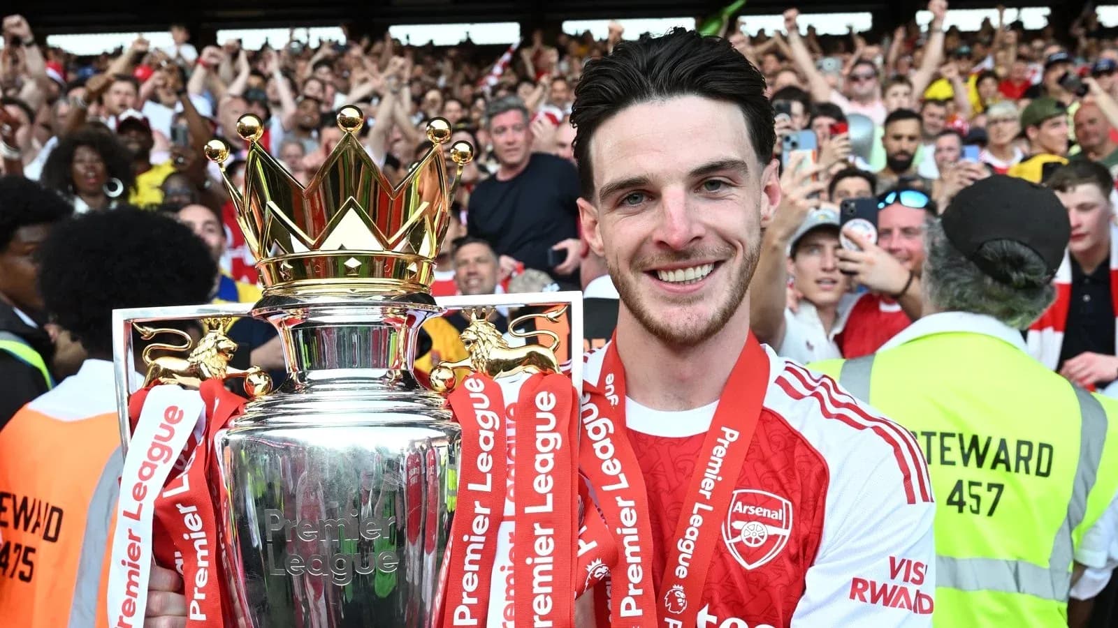 Jugador sosteniendo el trofeo de la Premier League