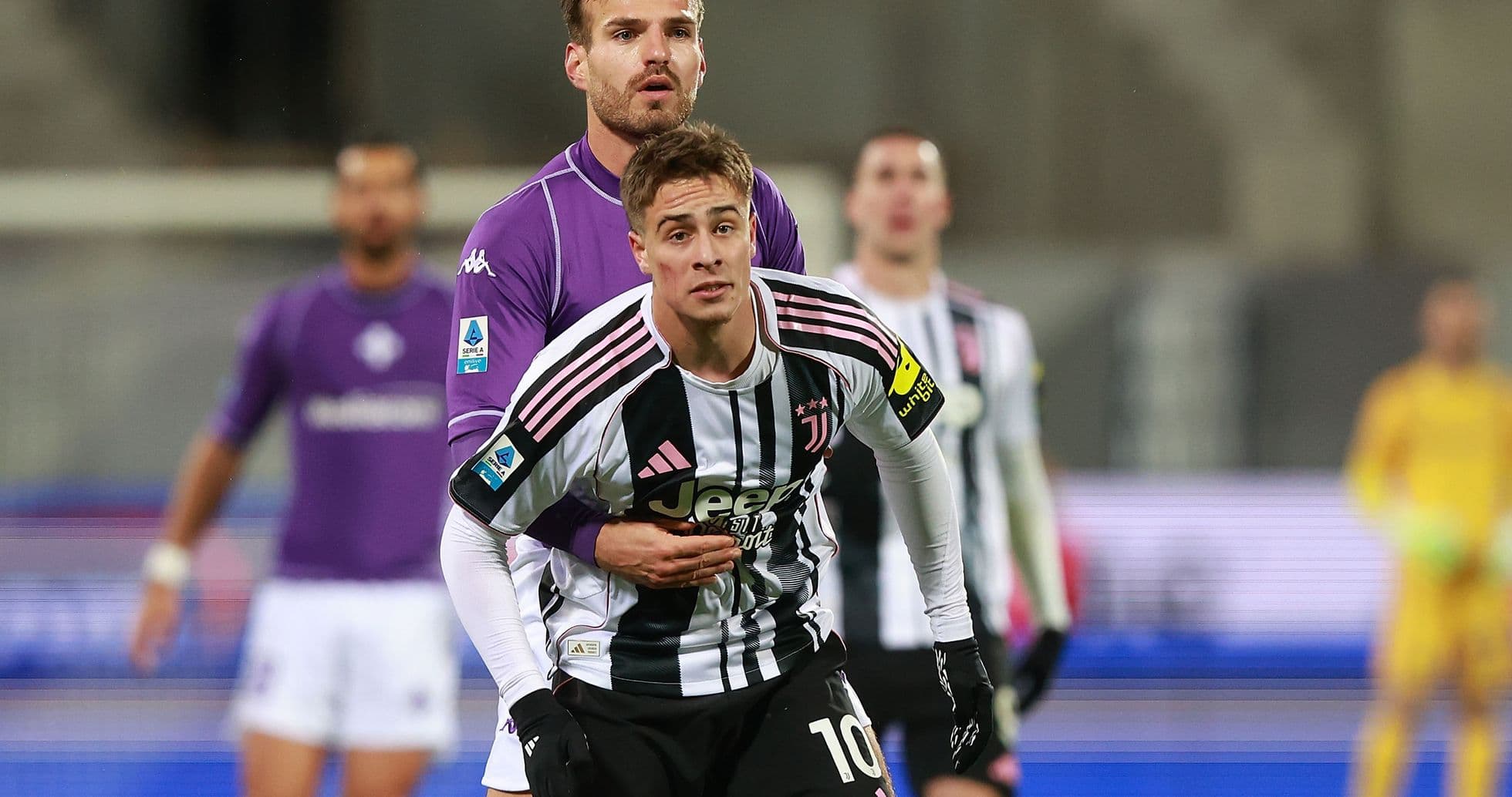 Jugador de Juventus siendo marcado por un rival