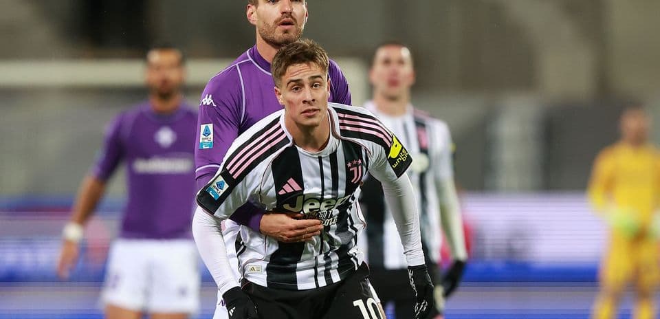 Jugador de Juventus siendo marcado por un rival