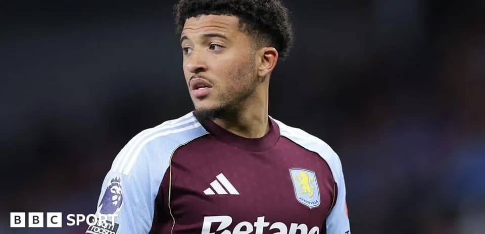 Jugador de Aston Villa en el campo durante el partido