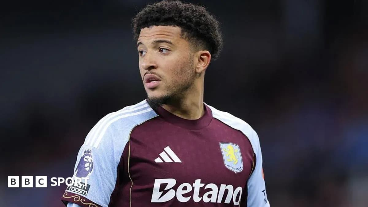 Jugador de Aston Villa en el campo durante el partido