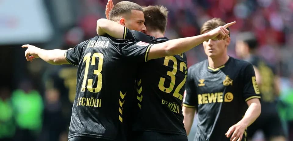 Jugadores de FC Köln celebrando un gol en el campo