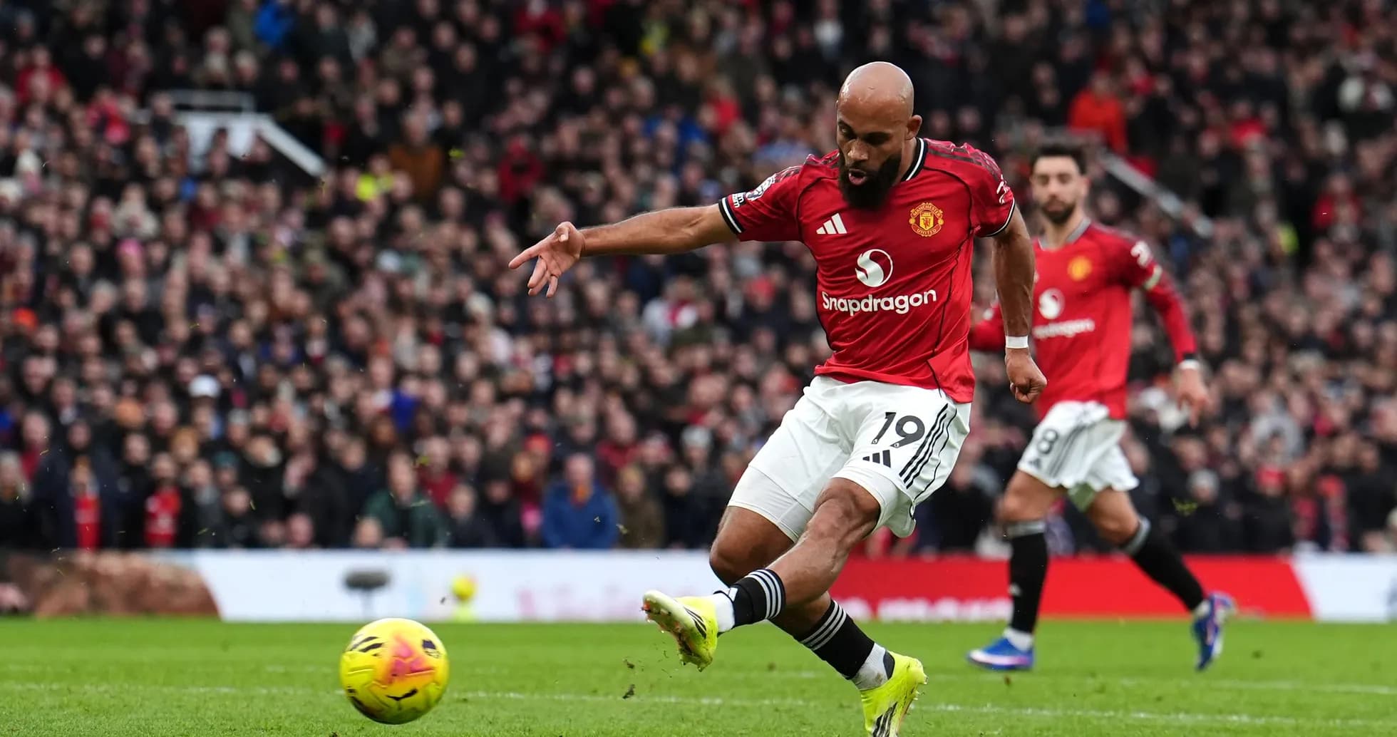Jugador de Manchester United disparando al balón