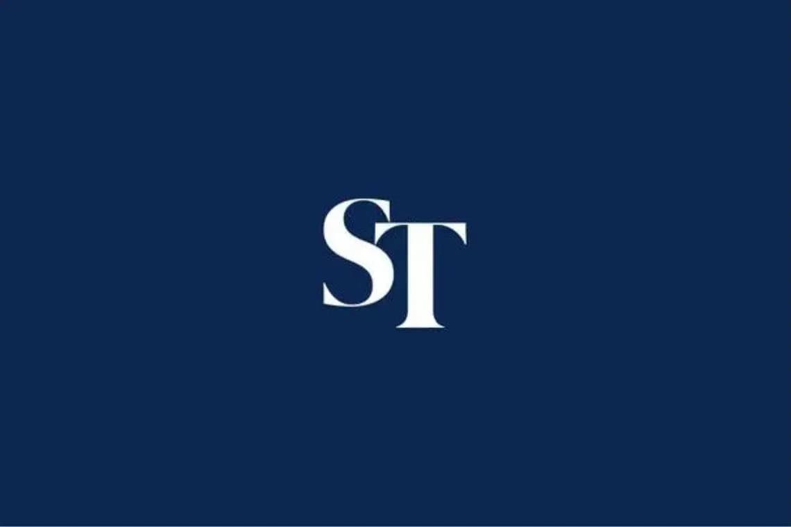 Logo de ST sobre fondo azul oscuro