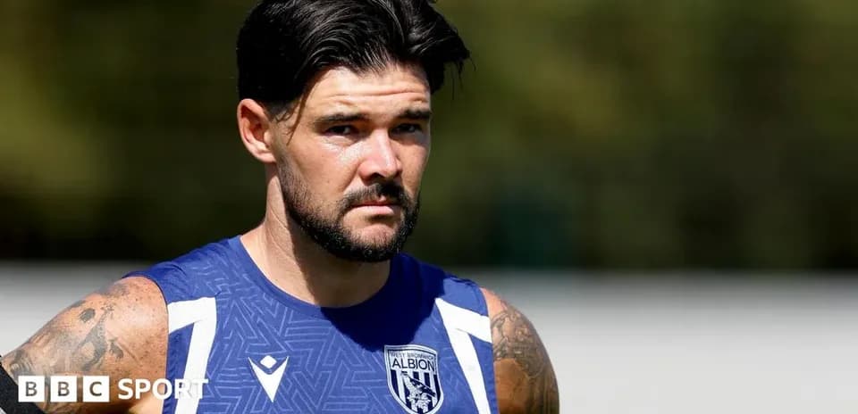 Jugador entrenando con camiseta de West Bromwich Albion