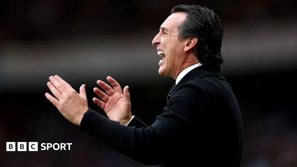 Entrenador animando a su equipo desde la banda