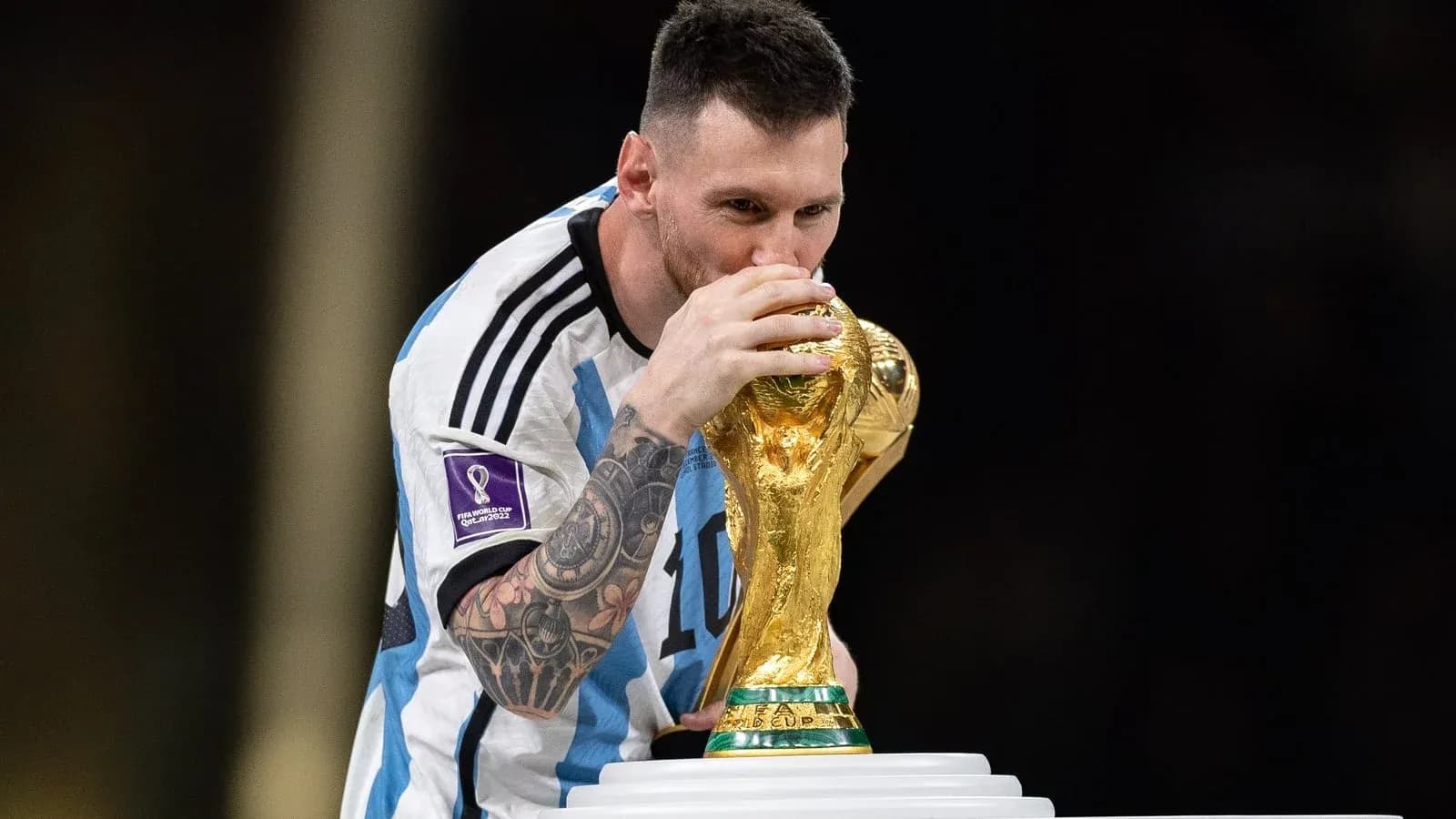 Jugador besando el trofeo de la Copa del Mundo