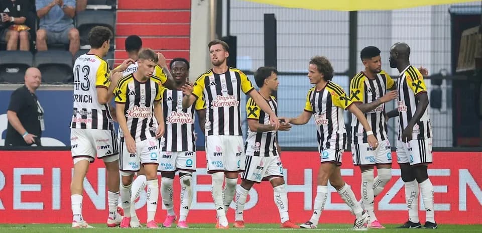 Jugadores de equipo celebrando un gol en el campo