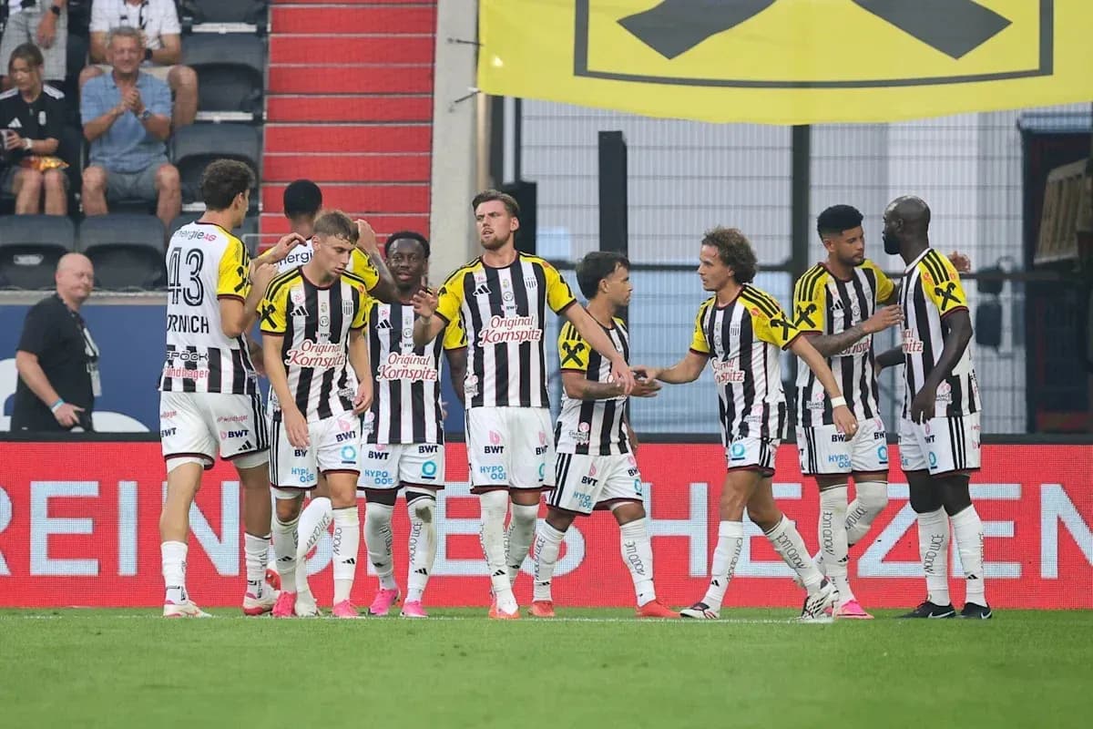 Jugadores de equipo celebrando un gol en el campo