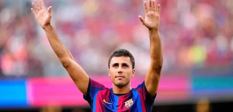 Jugador levantando las manos en el estadio del Barcelona