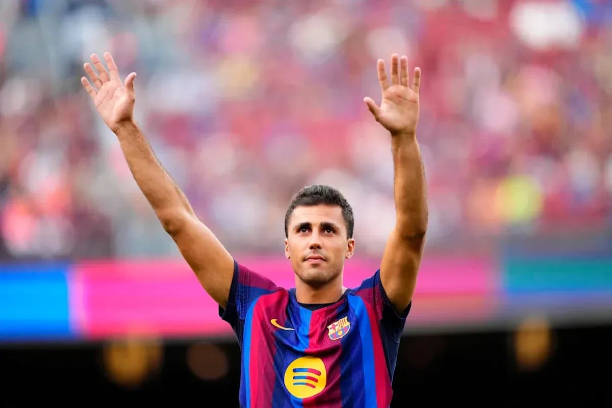 Jugador levantando las manos en el estadio del Barcelona