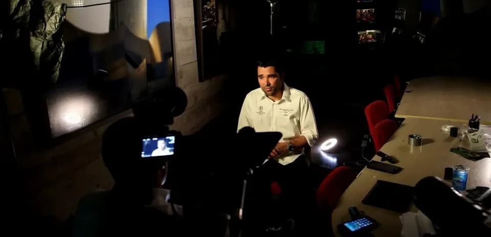 Entrevista a un hombre en una sala iluminada