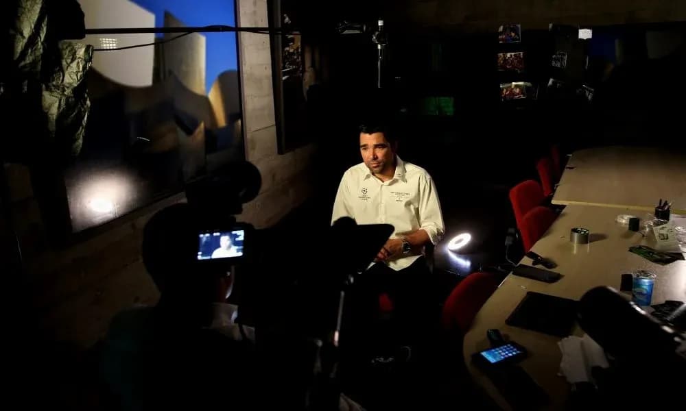 Entrevista a un hombre en una sala iluminada