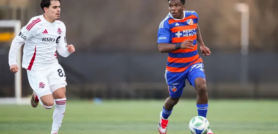 Jugador de FC Cincinnati II avanzando con el balón