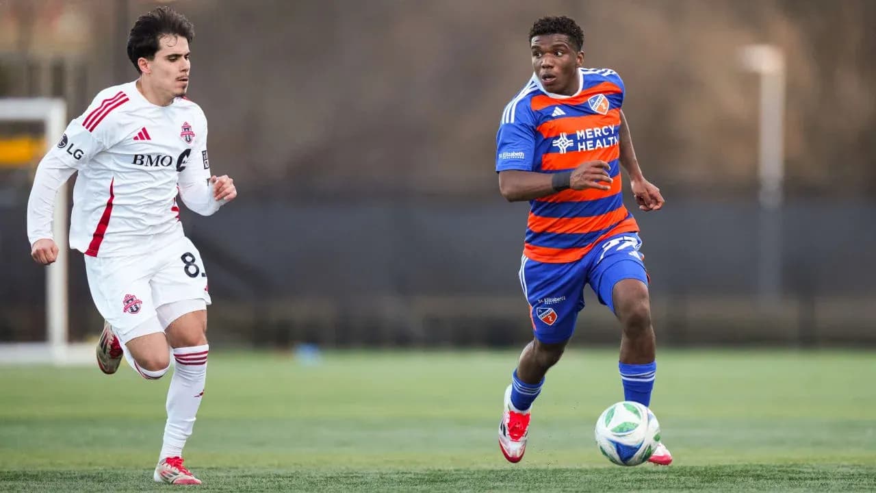 Jugador de FC Cincinnati II avanzando con el balón