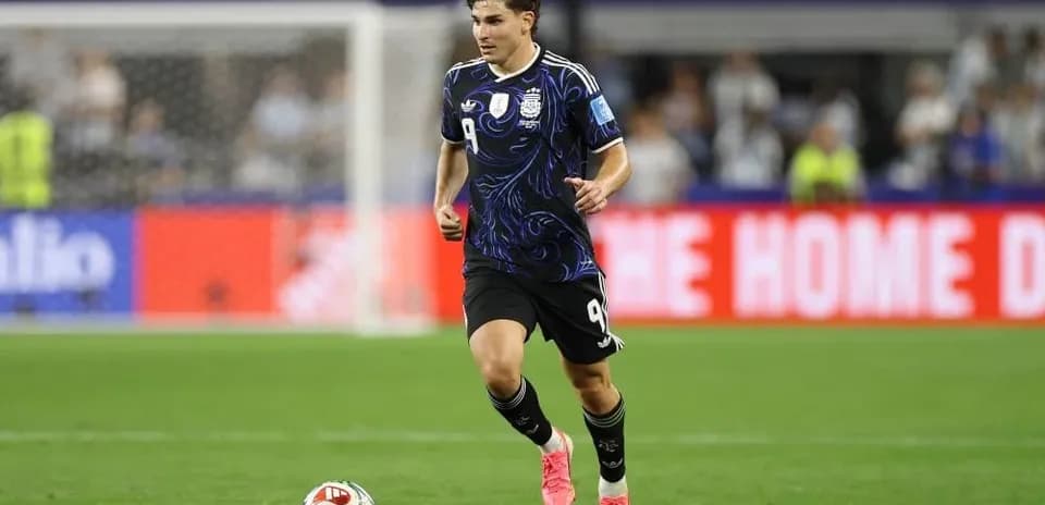 Jugador de Argentina corriendo en el campo de juego