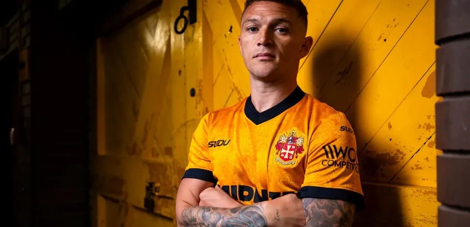 Jugador posando con camiseta naranja frente a fondo amarillo