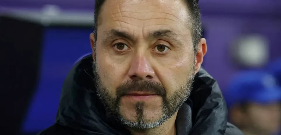 Entrenador observando el partido desde la banca