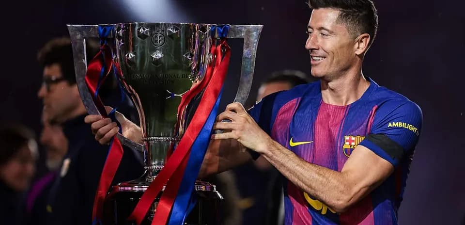 Jugador de Barcelona levantando trofeo de campeón