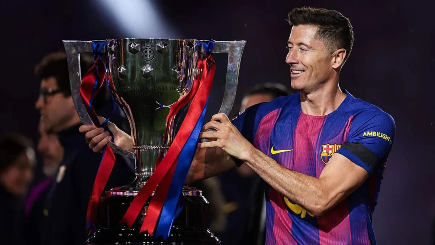 Jugador de Barcelona levantando trofeo de campeón