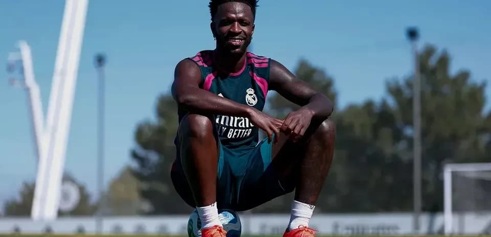 Jugador de fútbol sentado en el campo de entrenamiento
