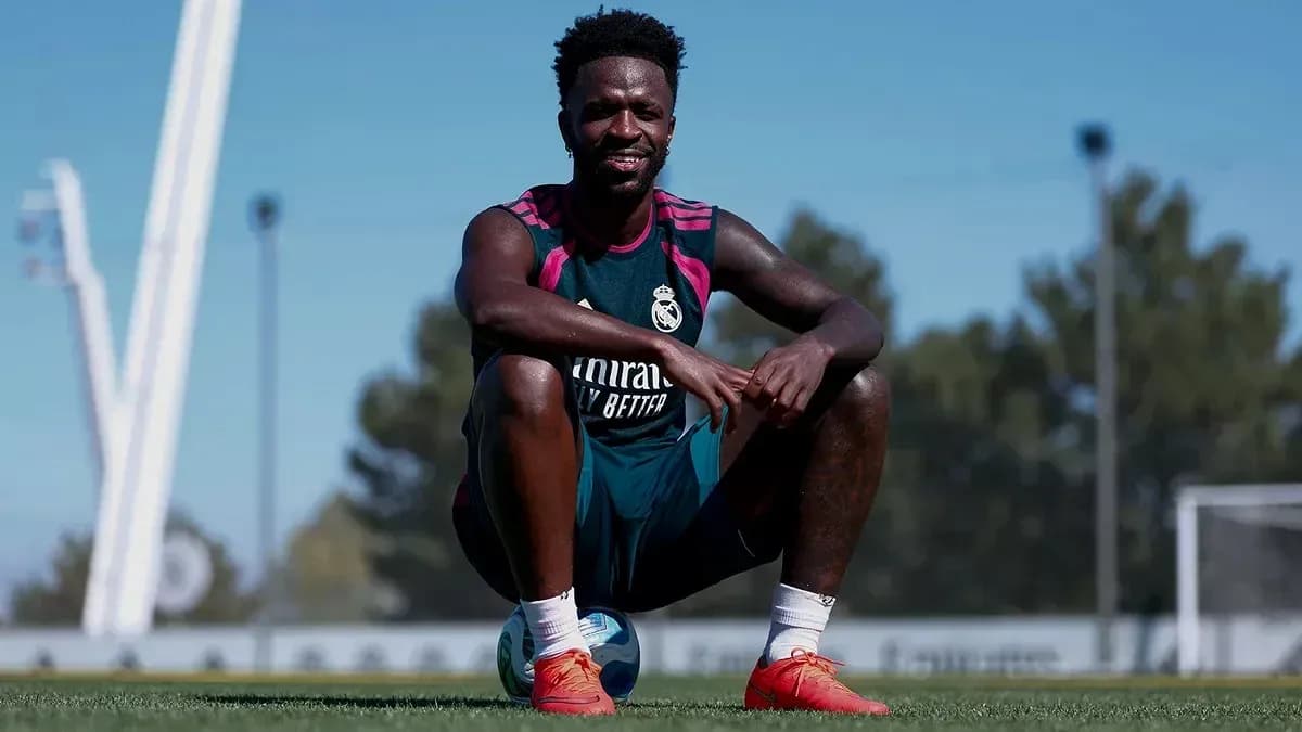 Jugador de fútbol sentado en el campo de entrenamiento