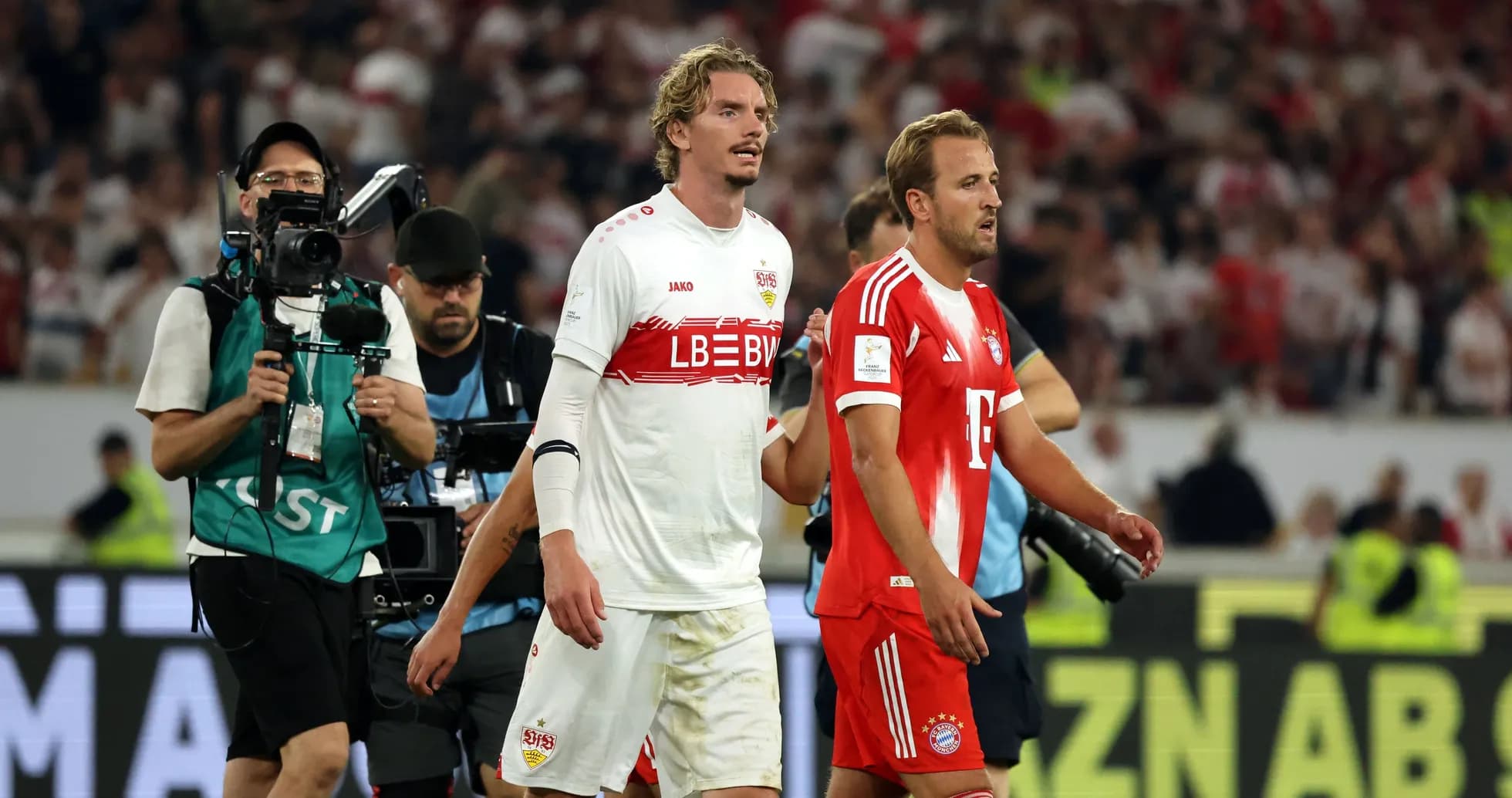 Jugadores de Stuttgart y Bayern saliendo del campo
