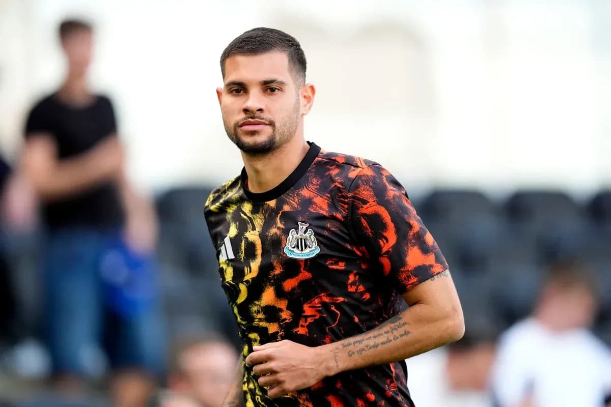 Jugador de Newcastle en camiseta de entrenamiento colorida