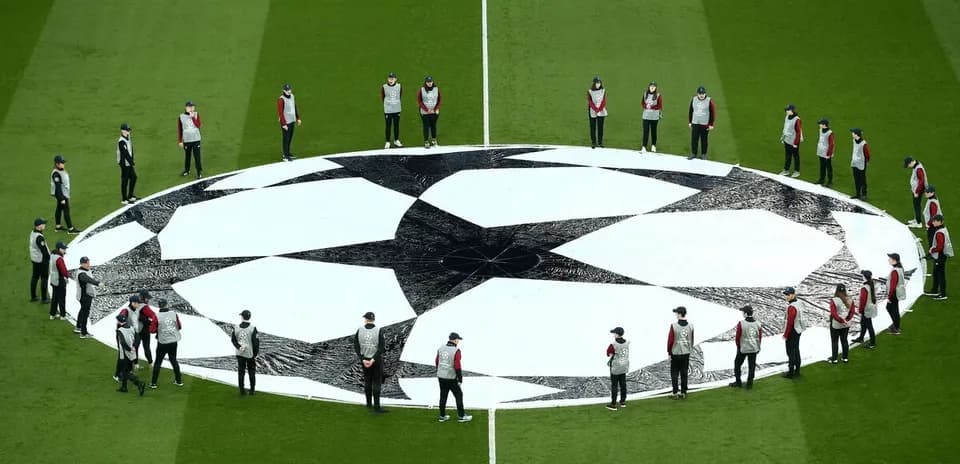 Equipo colocando el logo de la Champions League en el campo