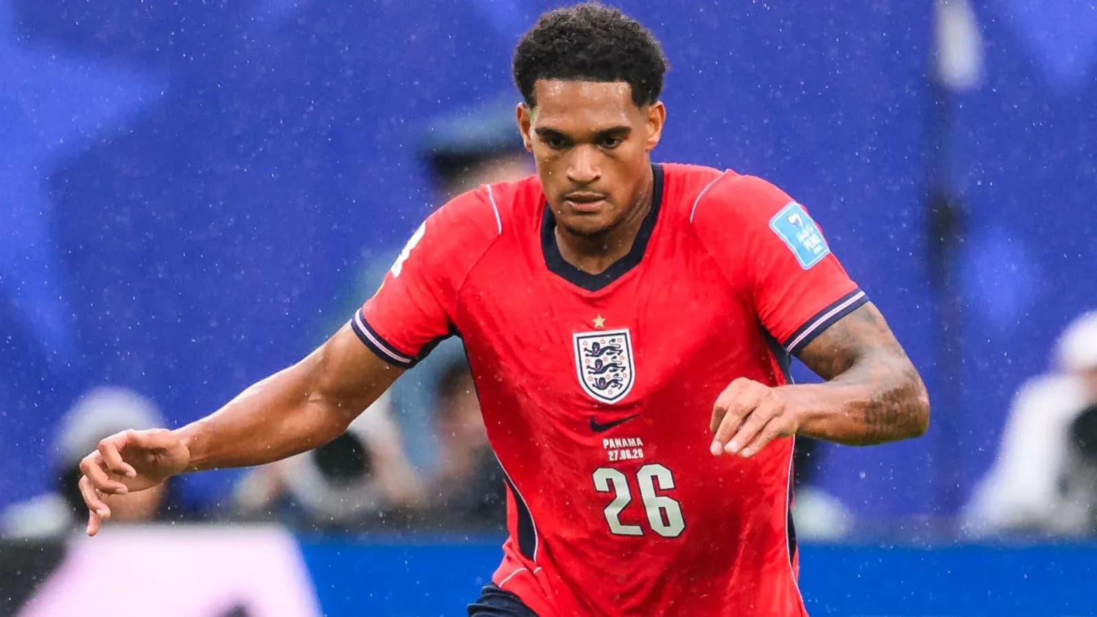 Jugador de Inglaterra corriendo durante un partido