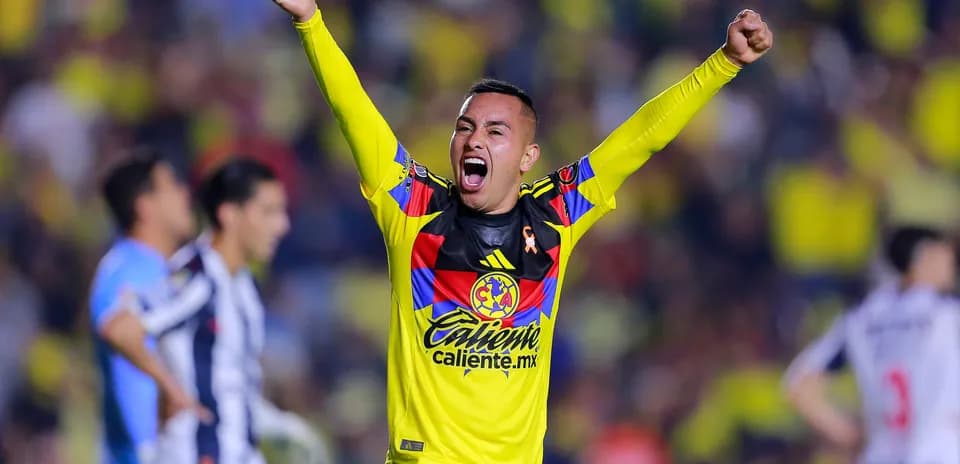 Jugador de Club América celebra en el partido