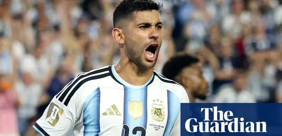 Jugador argentino celebrando con entusiasmo en el estadio