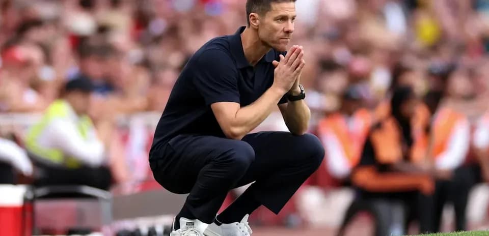 Entrenador en cuclillas durante el partido