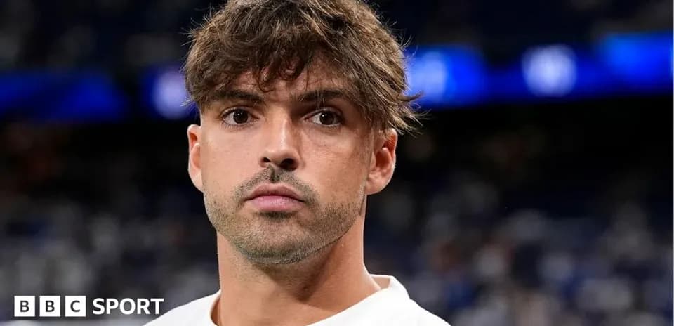 Jugador mirando a la cámara en el campo