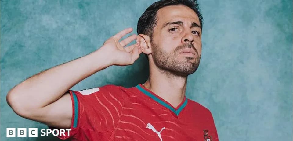 Jugador posando con camiseta de Portugal en estudio