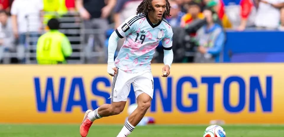 Jugador corriendo con el balón en el campo