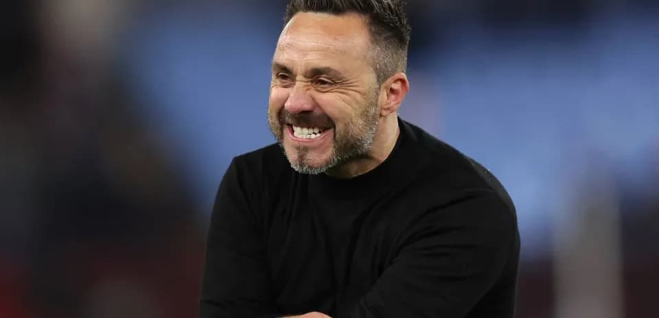 Entrenador sonriente en el campo durante un partido